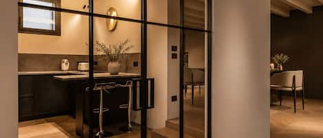 Ein modernes Interieur mit einer Küche, einem Essbereich und einer Treppe.