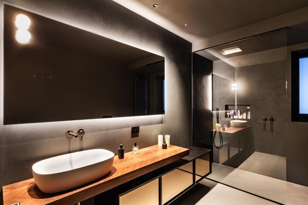 Appartement Luxe, balcon, vue ville | Salle de bain | Articles de toilette gratuits, sèche-cheveux, serviettes fournies, savon
