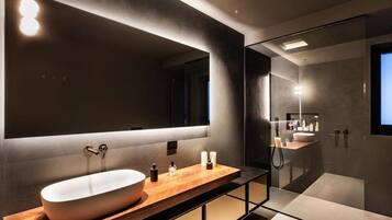 Appartement Luxe, balcon, vue ville | Salle de bain | Articles de toilette gratuits, sèche-cheveux, serviettes fournies, savon