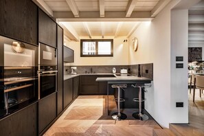 Apartemen Mewah, balkon, pemandangan kota | Dapur pribadi | Lemari es besar, microwave, oven, dan kompor