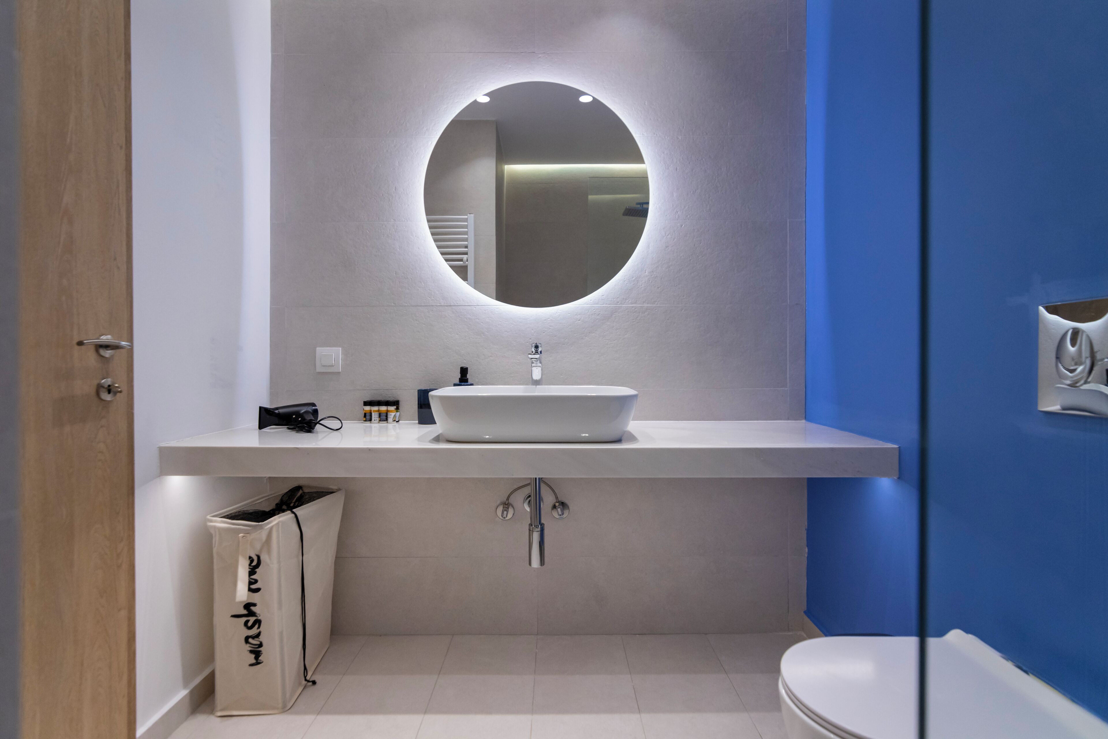 Een douche, een haardroger, handdoeken, zeep