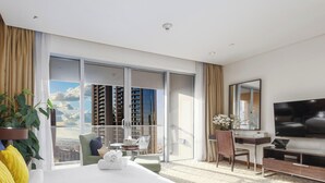 Een hotelkamer met een groot bed, een bureau met stoel, een televisie, een balkon met uitzicht op hoge gebouwen, en een plant.