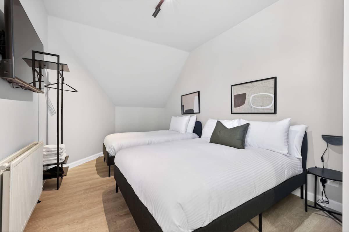 Suite | Blackout drapes, WiFi (free)
