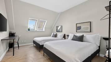 Deluxe Room | Blackout curtains, free WiFi