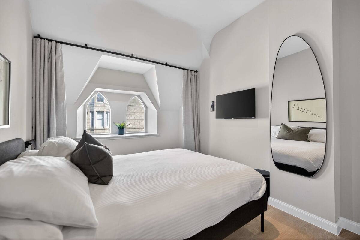 Suite | Blackout drapes, WiFi (free)