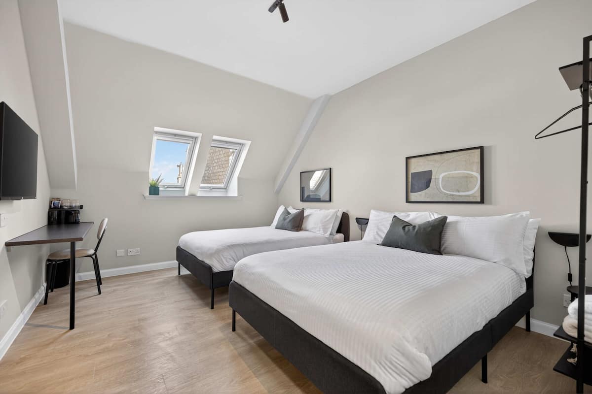 Deluxe Room | Blackout drapes, WiFi (free)