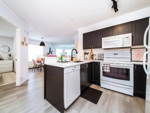 Kühlschrank, Mikrowelle, Ofen, Herdplatte