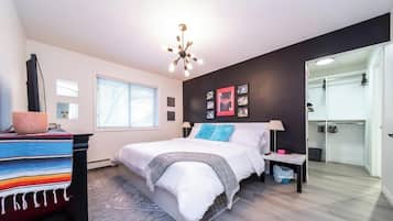 Escritorio, tabla de planchar con plancha, wifi gratis y ropa de cama