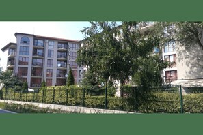 Exterior - Superb Spacious 3-bedroom apartment with AC in Central Sunny Beach (Chaika, Sunny Beach)