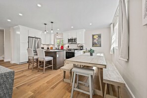 Dining - Summit Ridge - New 5BR Home in Lincoln - Near Trails, River & Loon (Lincoln)