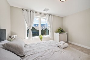 Room - Summit Ridge - New 5BR Home in Lincoln - Near Trails, River & Loon (Lincoln)