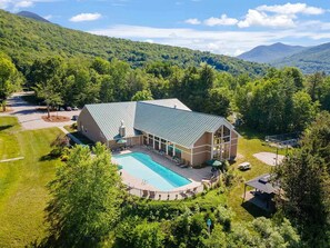 Exterior - Summit Ridge - New 5BR Home in Lincoln - Near Trails, River & Loon (Lincoln)