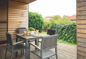 Outdoor dining - Vrbo Property (Zierow)
