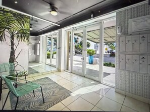 Interior - 1 BR on Collins Ave. steps away from the BEACH (Miami)