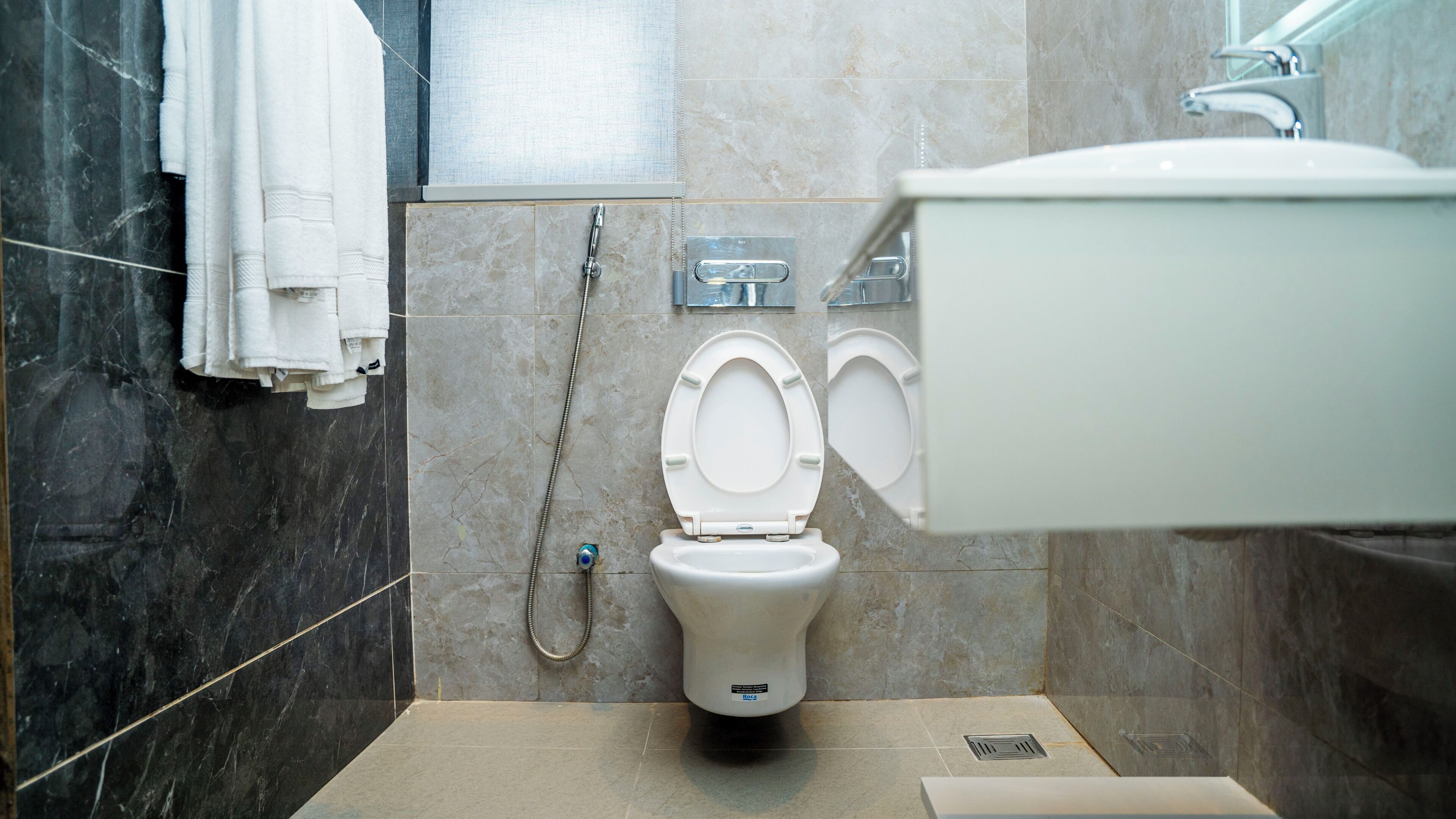 Un baño moderno con inodoro, ducha y lavamanos.