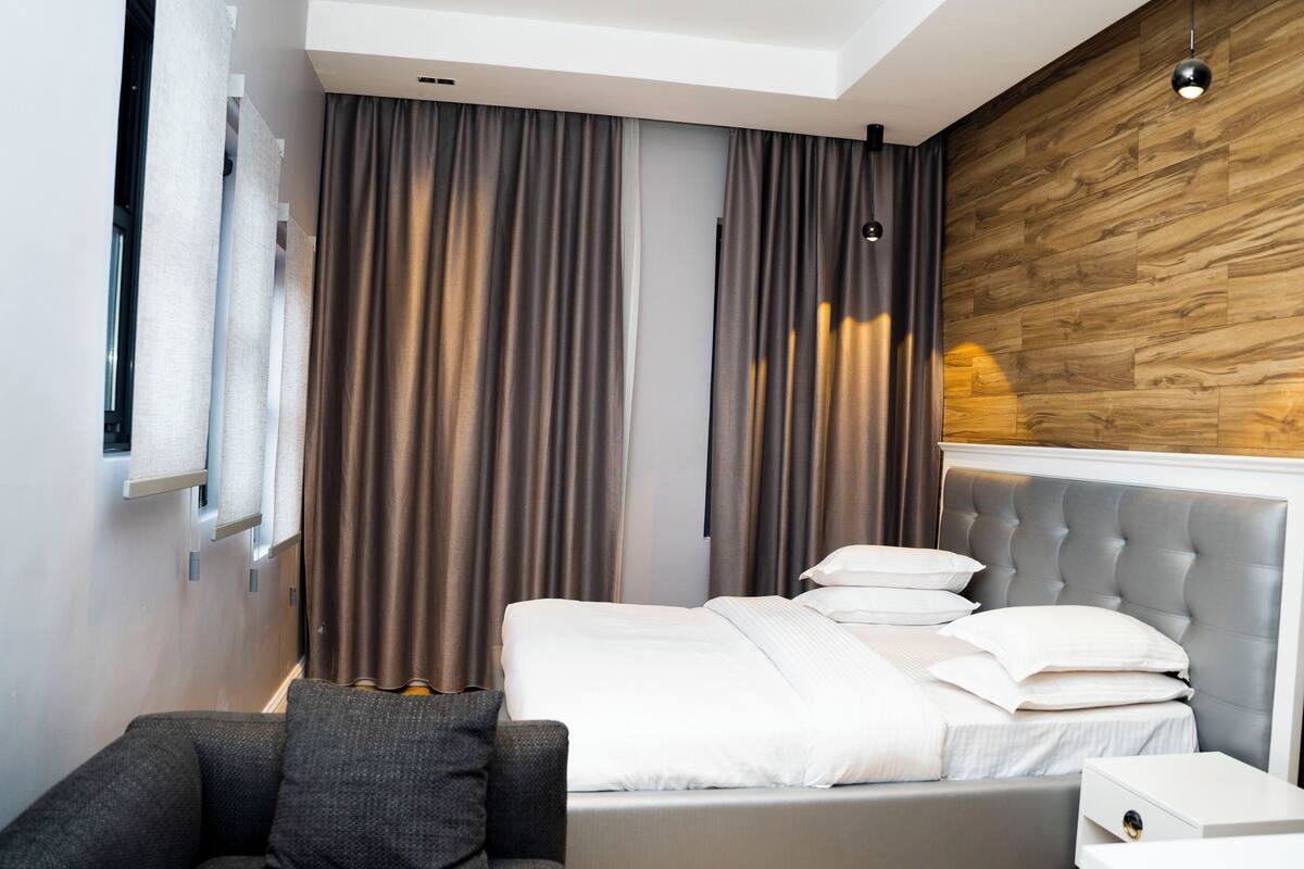 Kamar Double Deluks, pemandangan kolam renang | Ruang kerja ramah laptop dan Wi-Fi gratis