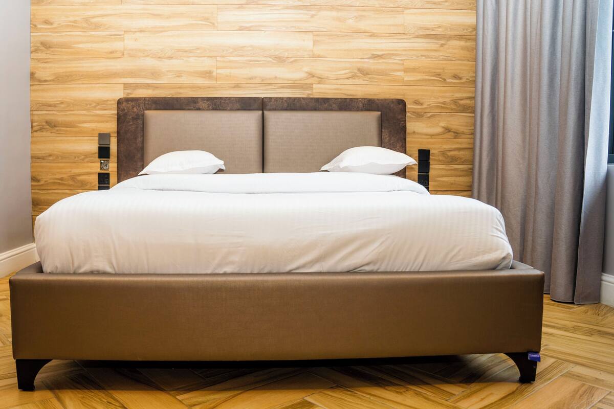 Kamar Double Standar | Ruang kerja ramah laptop dan Wi-Fi gratis