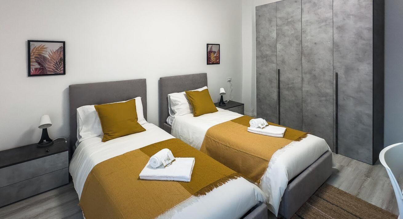 3 bedrooms, desk