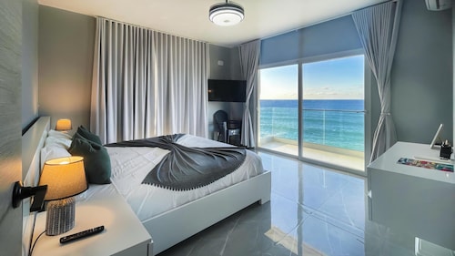 Romantic, Oceanfront Getaway!