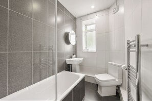 Towels, soap, toilet paper - Modern 1 bedroom flat in Highbury • Fast access to central London • 5min to Tube (London)