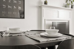 Dining - Modern 1 bedroom flat in Highbury • Fast access to central London • 5min to Tube (London)