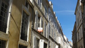 A narrow cobblestone street lined with historic buildings, some with balconies and shutters. - Poitiers Centre Cathédrale Studio 20 m² (215 sq. ft.) (Poitiers)