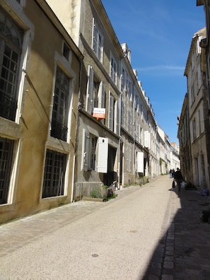 A narrow cobblestone street lined with historic buildings, some with balconies and shutters. - Poitiers Centre Cathédrale Studio 20 m² (215 sq. ft.) (Poitiers)