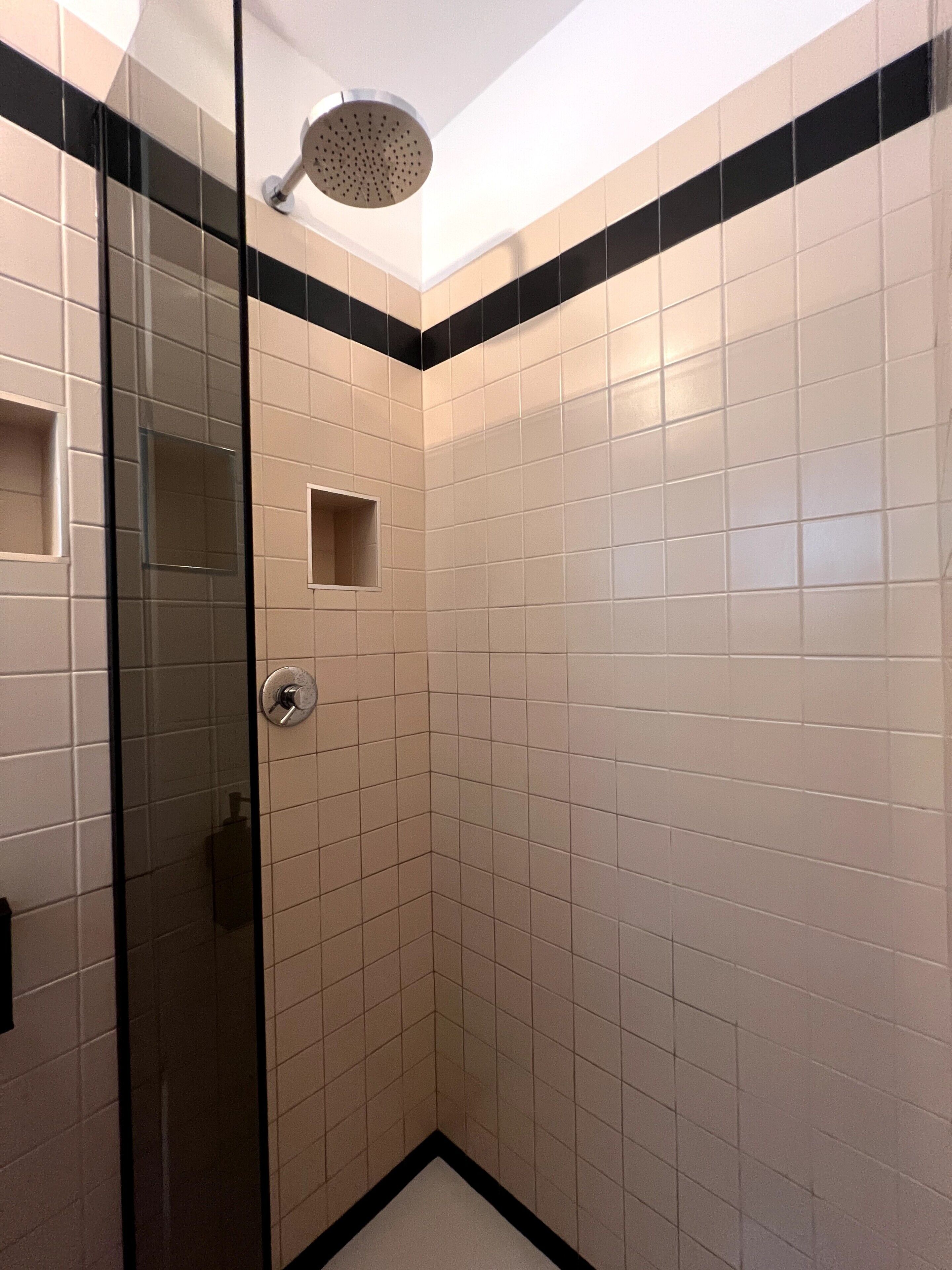 Een douche, een haardroger, handdoeken