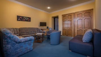 Suite – deluxe, balkong, fjellutsikt | Oppholdsområde
