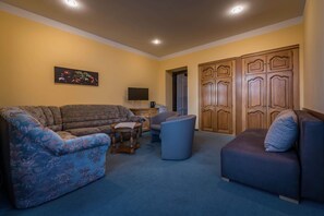 Deluxe Suite, Balcony, Mountain View | Living area