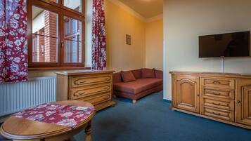 Family Suite, Balcony, Mountain View | Living area
