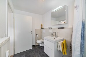 Shower, hair dryer, towels - Apartment “Echaztal” with Private Terrace and Garden (Pfullingen)