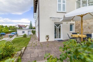 Outdoor dining - Apartment “Echaztal” with Private Terrace and Garden (Pfullingen)