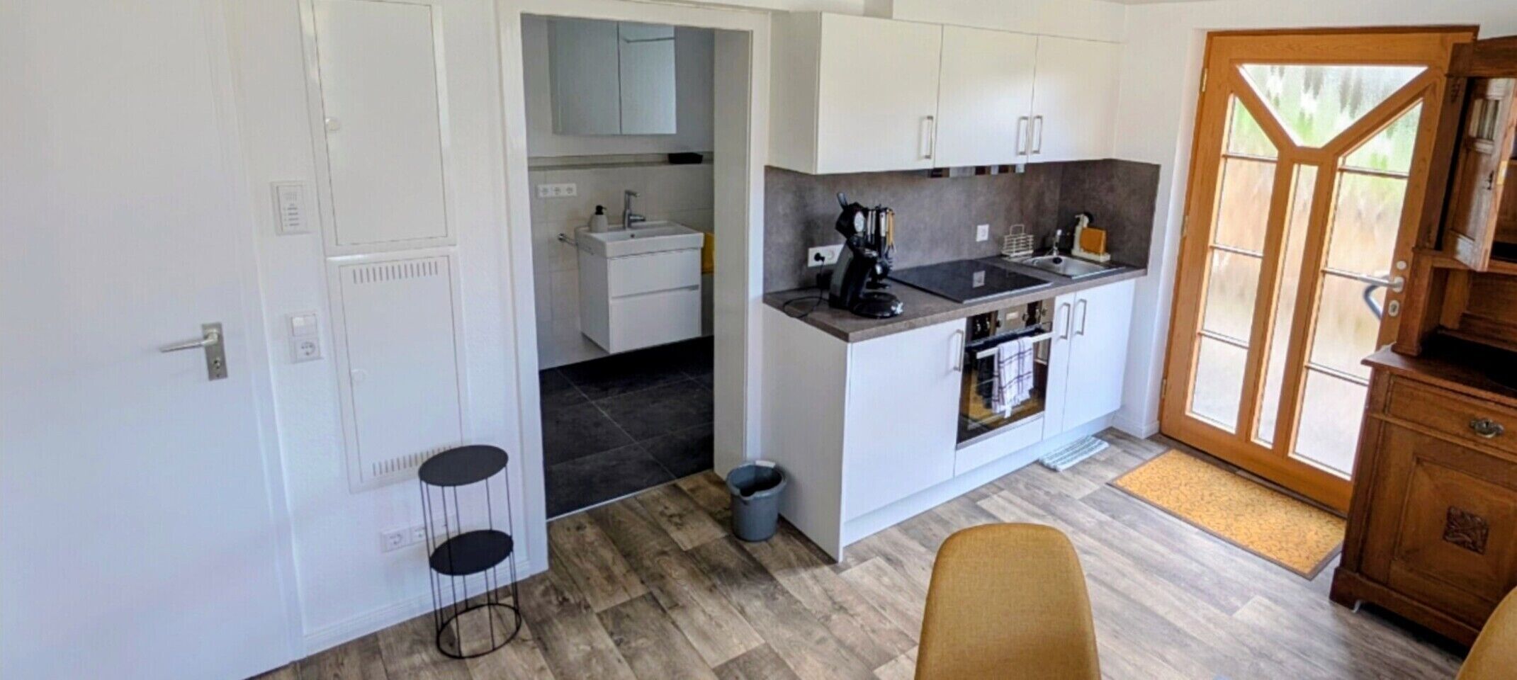 Fridge, oven, stovetop, coffee/tea maker