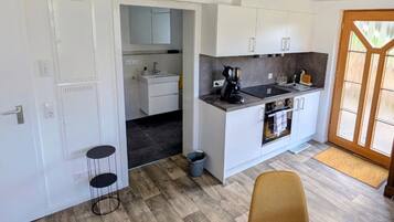 Fridge, oven, stovetop, coffee/tea maker