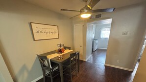 A dining area with a table, chairs, and a ceiling fan. - Apartment near Hobby Airport (Houston)