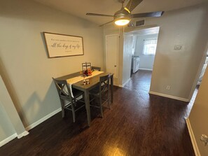 A dining area with a table, chairs, and a ceiling fan. - Apartment near Hobby Airport (Houston)