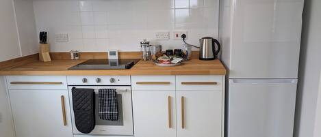 Cottage | Private kitchen | Dishwasher, cookware/dishes/utensils