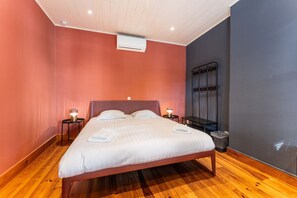 1 bedroom, free WiFi, bed sheets - Room with view on old city square The Lake Suites (Brugge)