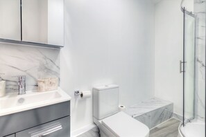 Bathroom - Spacious Central 2-Bed Apartment | Parking | Sleeps 5 | Family Friendly (Maidstone)