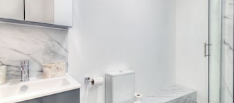 Spacious Central 2-Bed Apartment | Parking | Sleeps 5 | Family Friendly