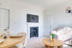 Living area - Spacious Central 2-Bed Apartment | Parking | Sleeps 5 | Family Friendly (Maidstone)