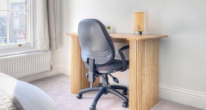 Maidstone Centre | Parking | Workspace | Sleeps 5