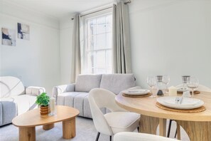 Dining - Spacious Central 2-Bed Apartment | Parking | Sleeps 5 | Family Friendly (Maidstone)