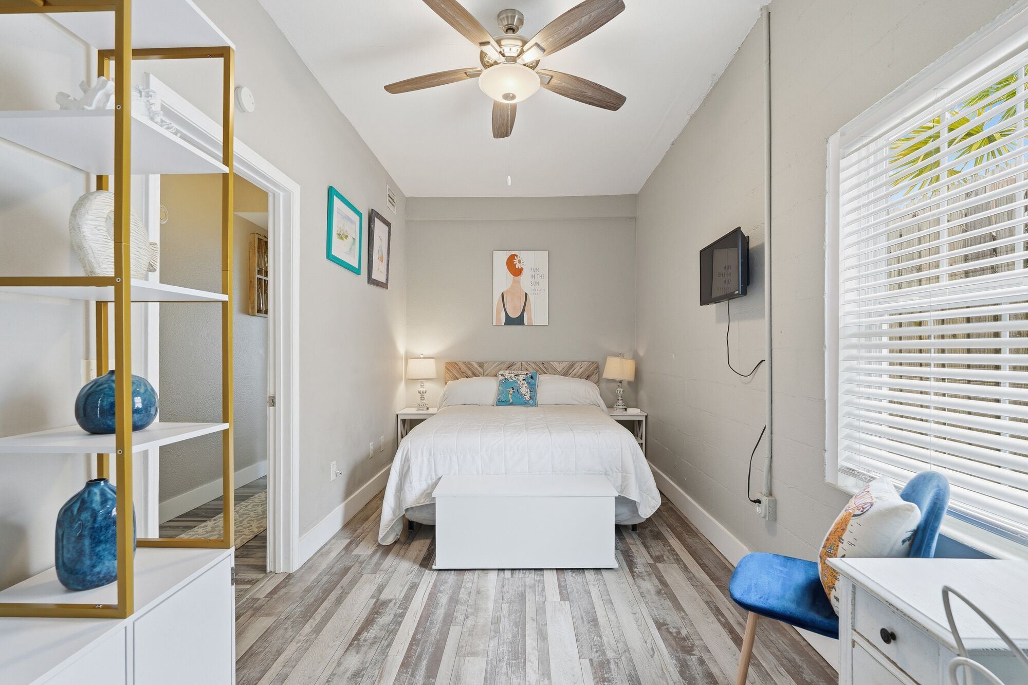 4 bedrooms, iron/ironing board, internet, bed sheets