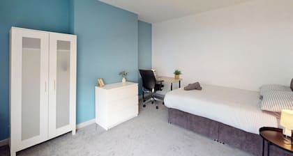 House Sleeps 10 With Wifi