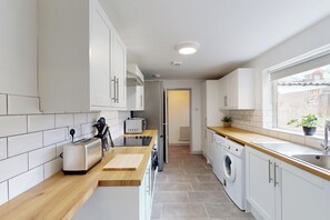 Fridge, microwave, oven - House Sleeps 10 With Wifi (Sunderland)