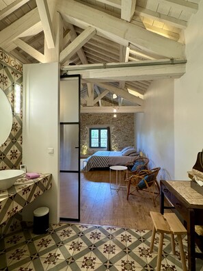 3 quartos, ferros/tábuas de passar roupa, Wi-Fi, roupa de cama