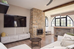 Televisión y chimenea 