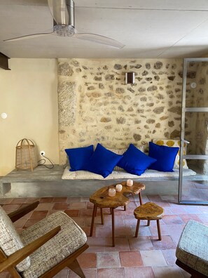 TV - Holiday Home 'Présbytère' with Shared Pool, Shared Garden and Wi-Fi (Lieuran-lès-Béziers)
